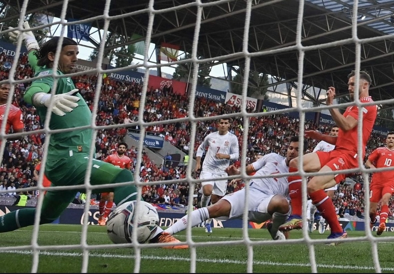 欧洲足球二流球队较量，赛场气氛紧张刺激的简单介绍