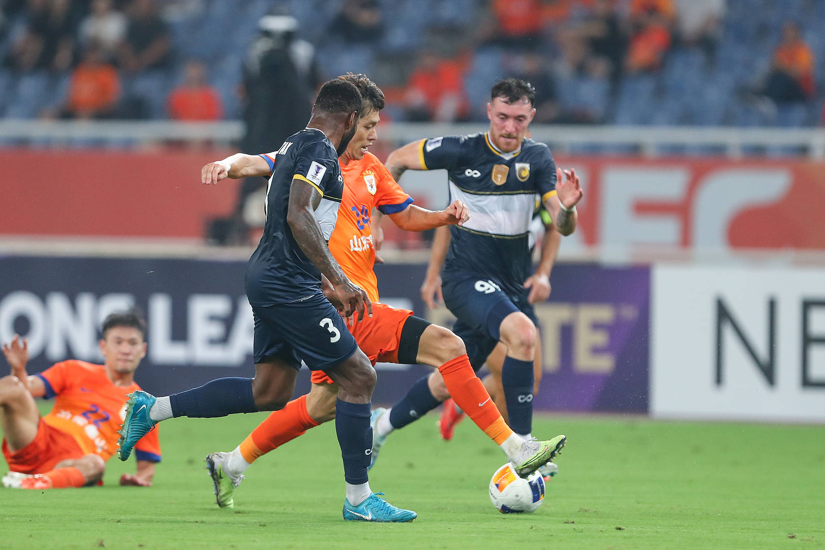 包含波尔图客场战胜法甲劲旅实现关键胜利的词条