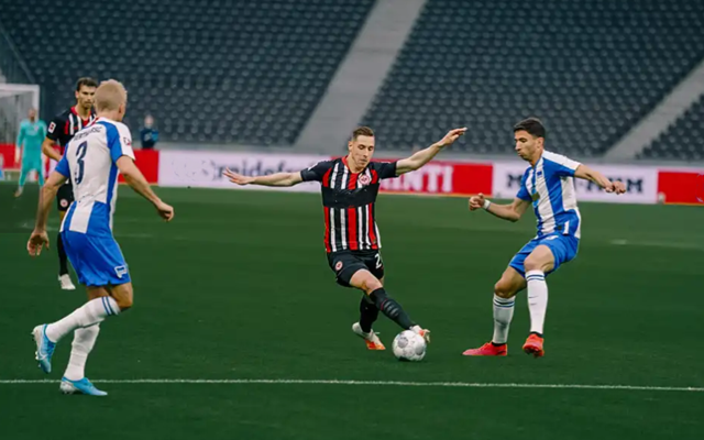 关于柏林赫塔客场战平对手，与对手握手言和的信息