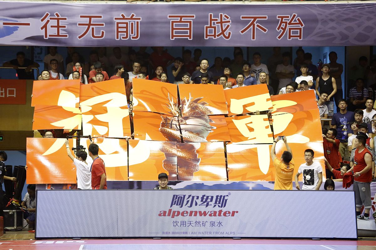 视野开阔球场争锋，团队合作默契十足的简单介绍