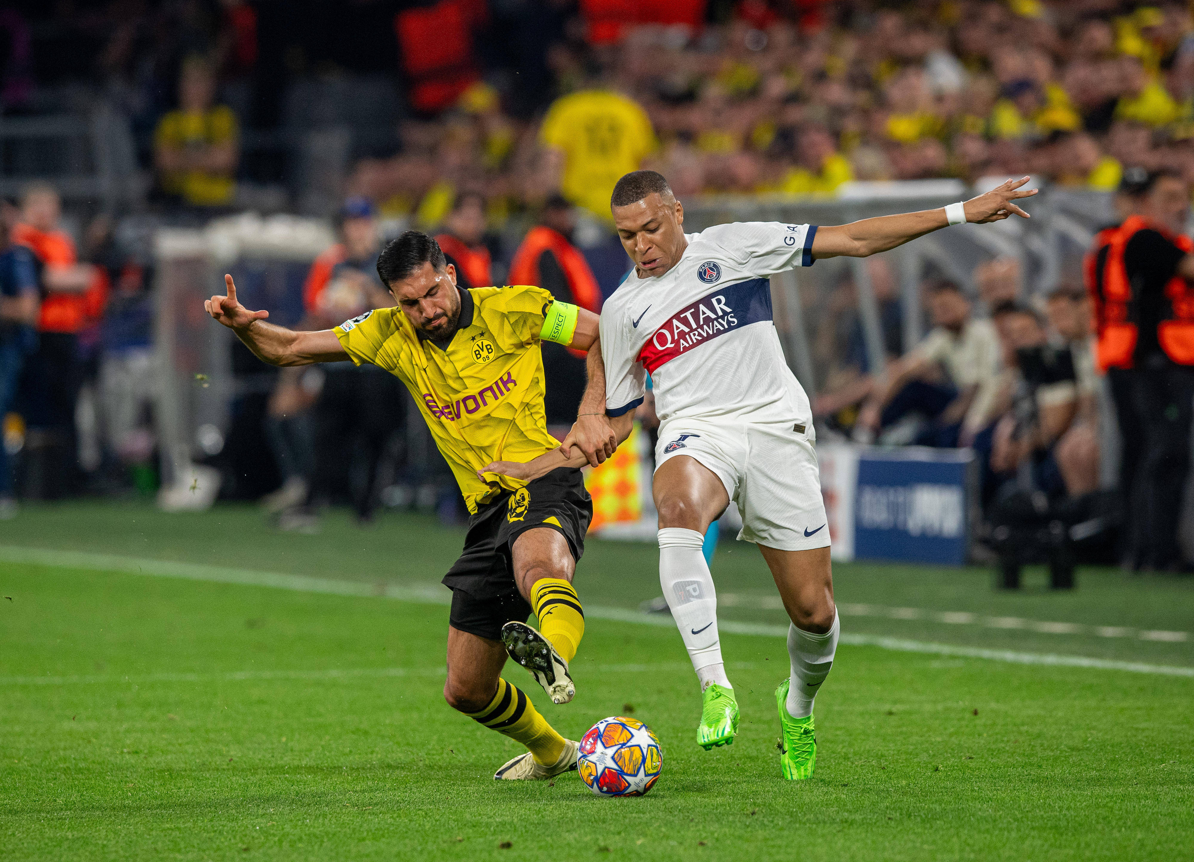 足球战况激烈，球员展现出色技艺