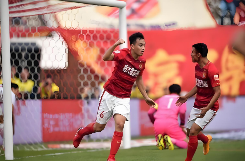 恒大外援助球队获胜,赛后巨大掌声 恒大外援助球队获胜,赛后巨大掌声