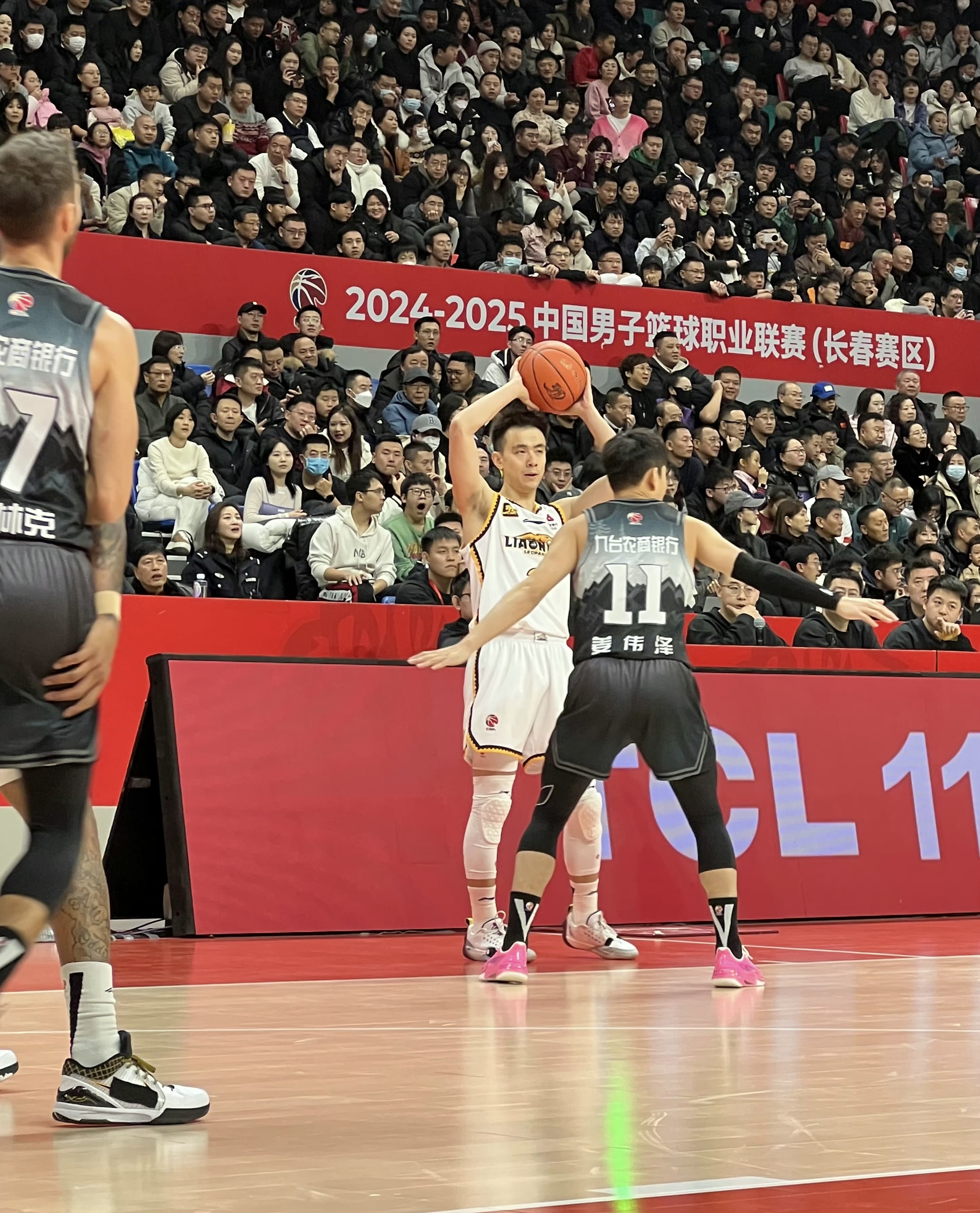 关于北京男篮逆袭惊险获胜，球队士气大振的信息