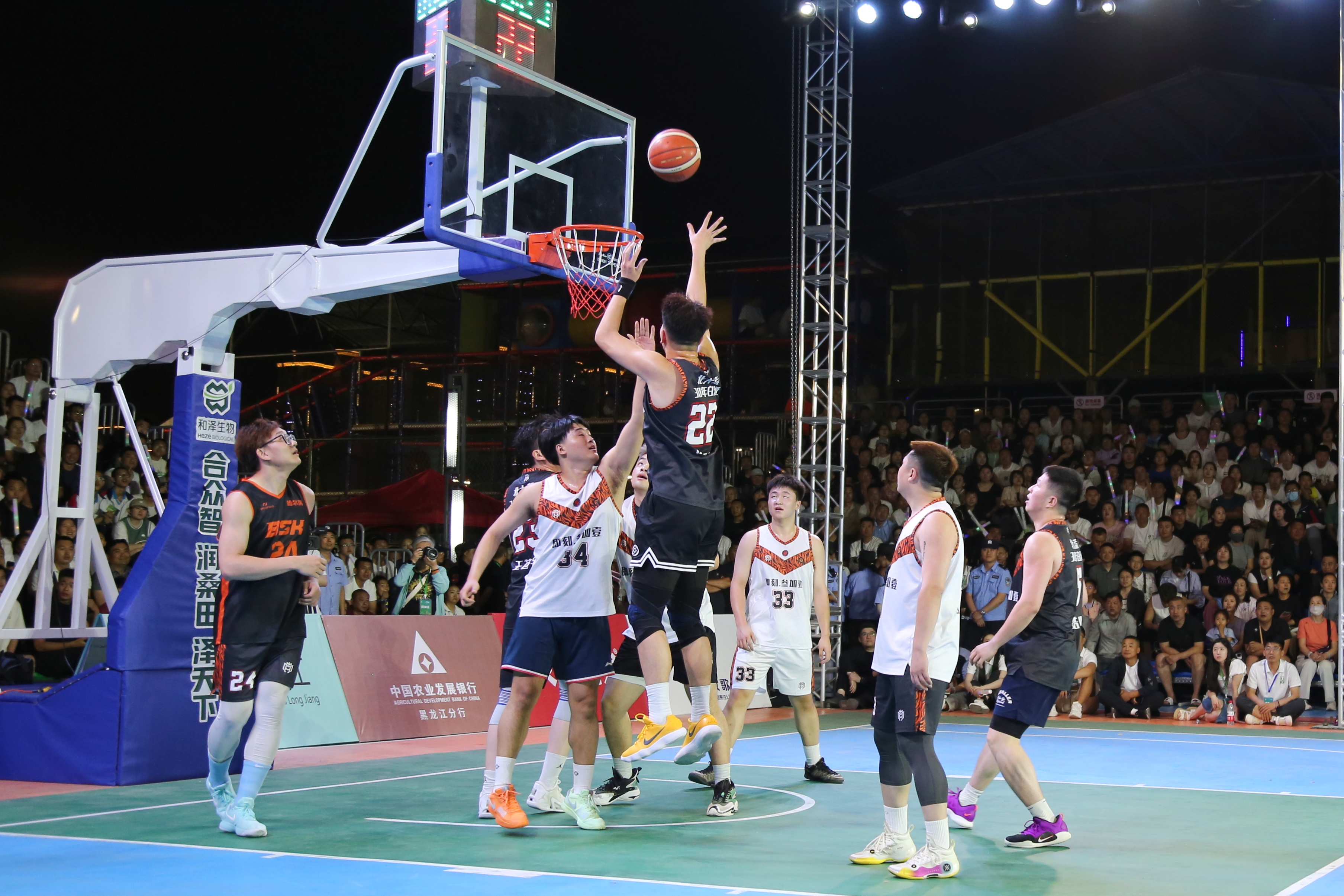 篮球比赛上演了一场惊奇连连的对决