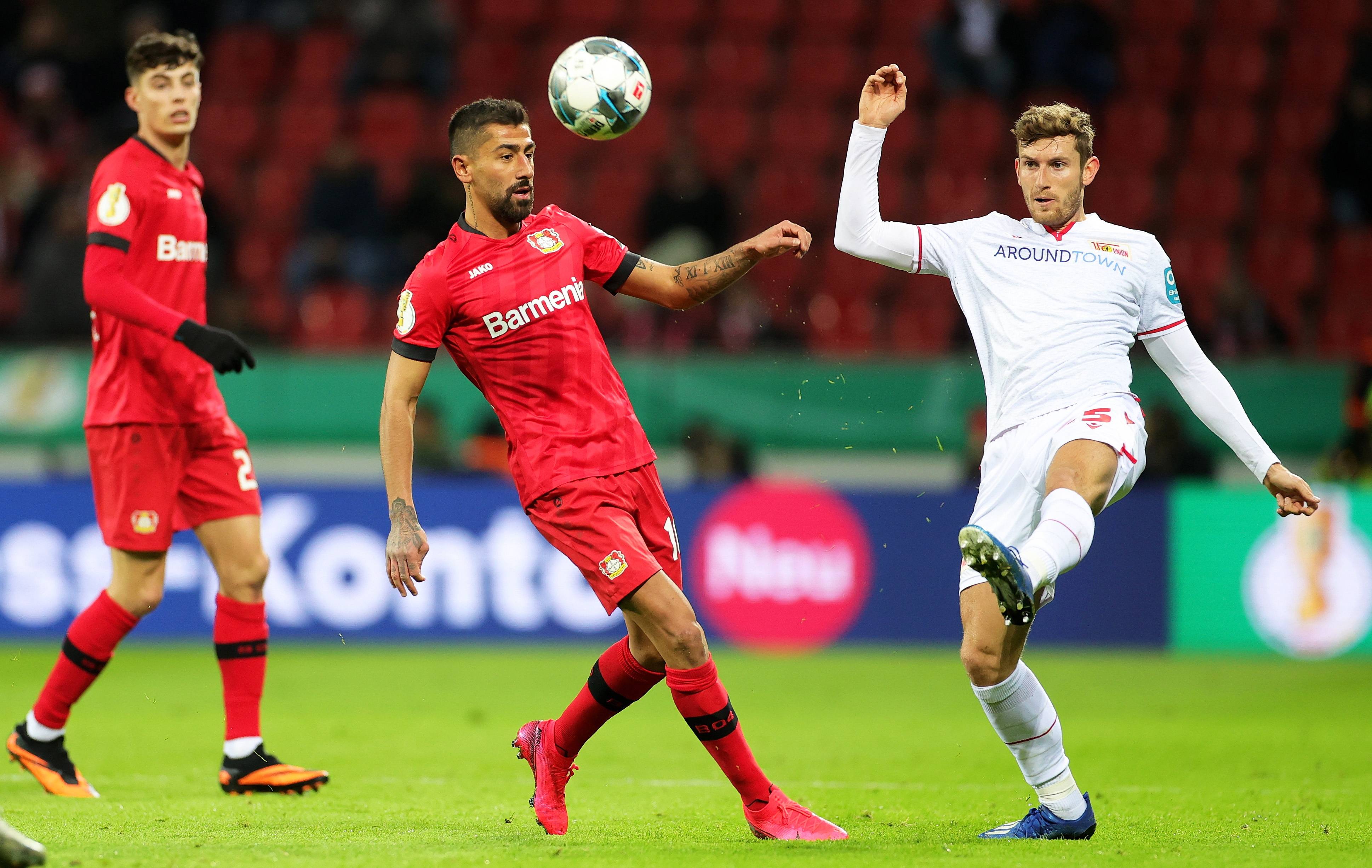 球队防守犀利攻势强大，对手难以破解战术