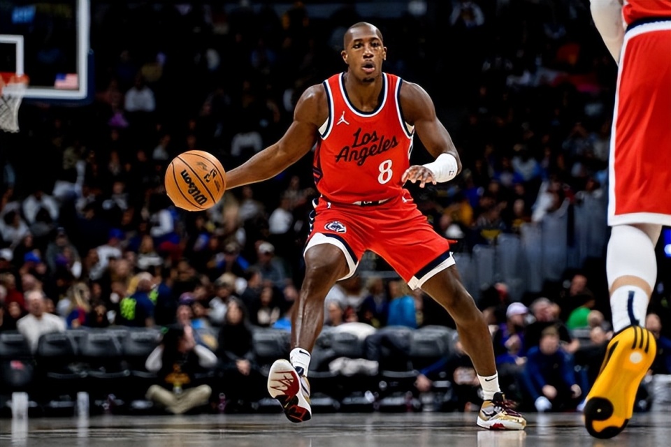 快船队客场战胜独行侠队，雷吉-杰克逊状态回暖的简单介绍