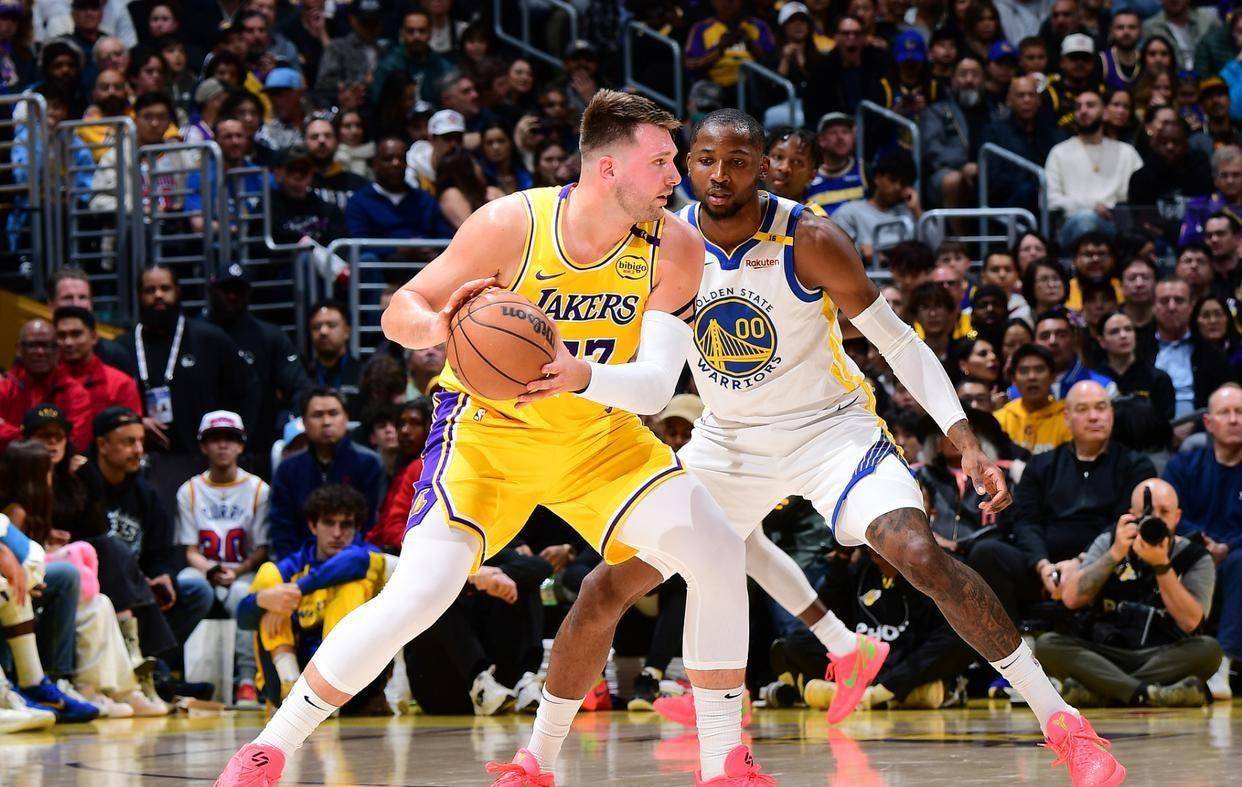 快船队客场战胜独行侠队，雷吉-杰克逊状态回暖的简单介绍