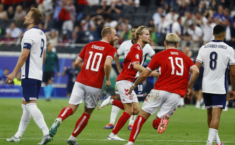 英格兰足球队在比赛中夺冠,迈向成功 英格兰足球队在比赛中夺冠,迈向成功