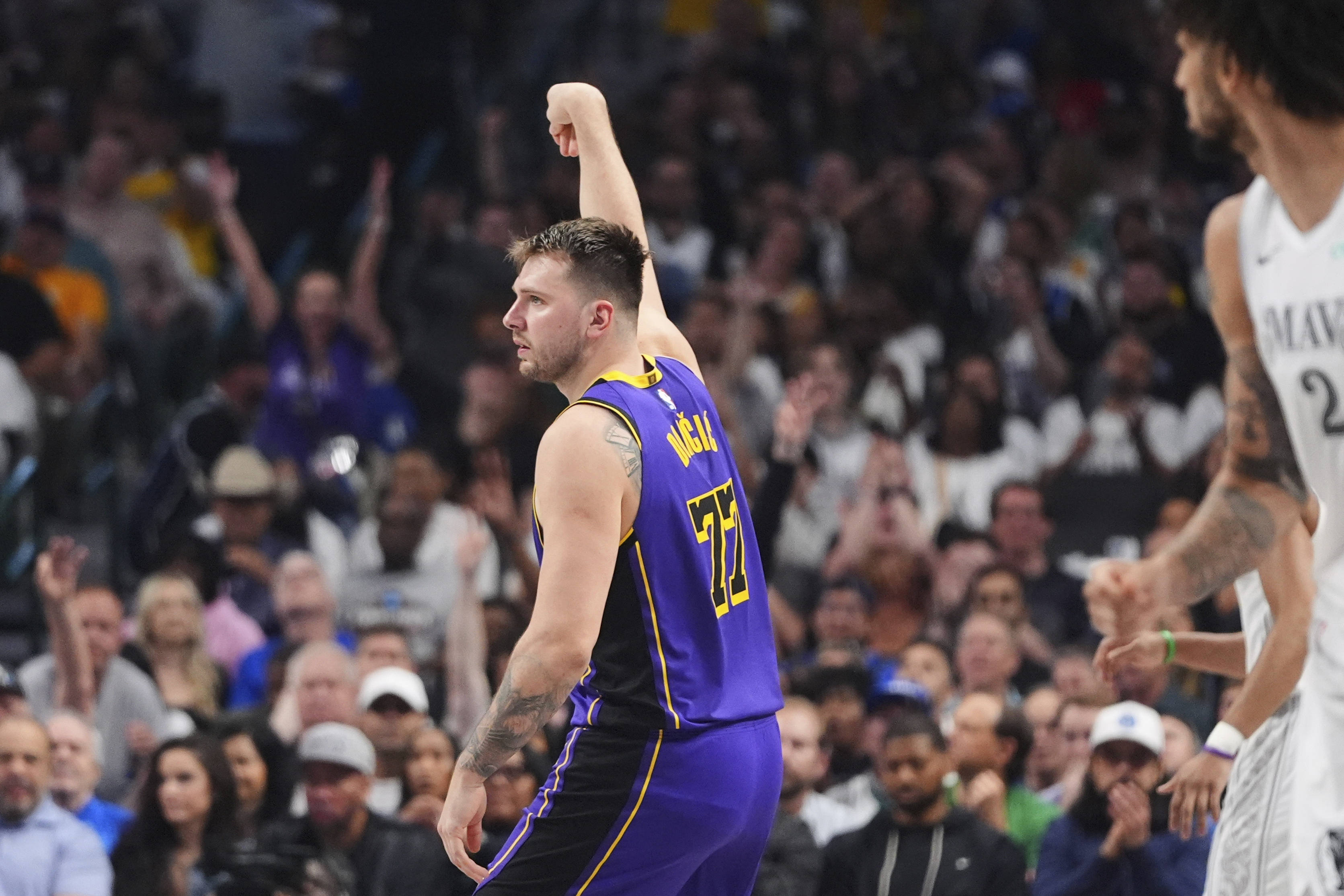 独行侠遭遇三连败,东契奇失准 独行侠遭遇三连败,东契奇失准