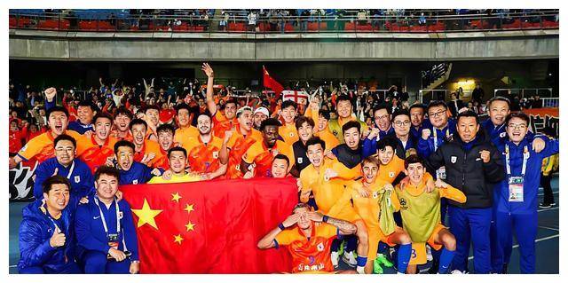 球员们在球场上展现着超凡的技艺和拼搏精神