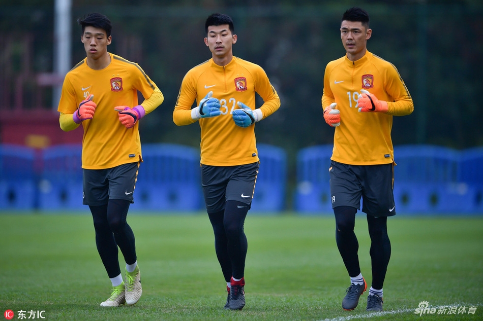 包含广州恒大全队训练备战，瞄准夺冠目标的词条