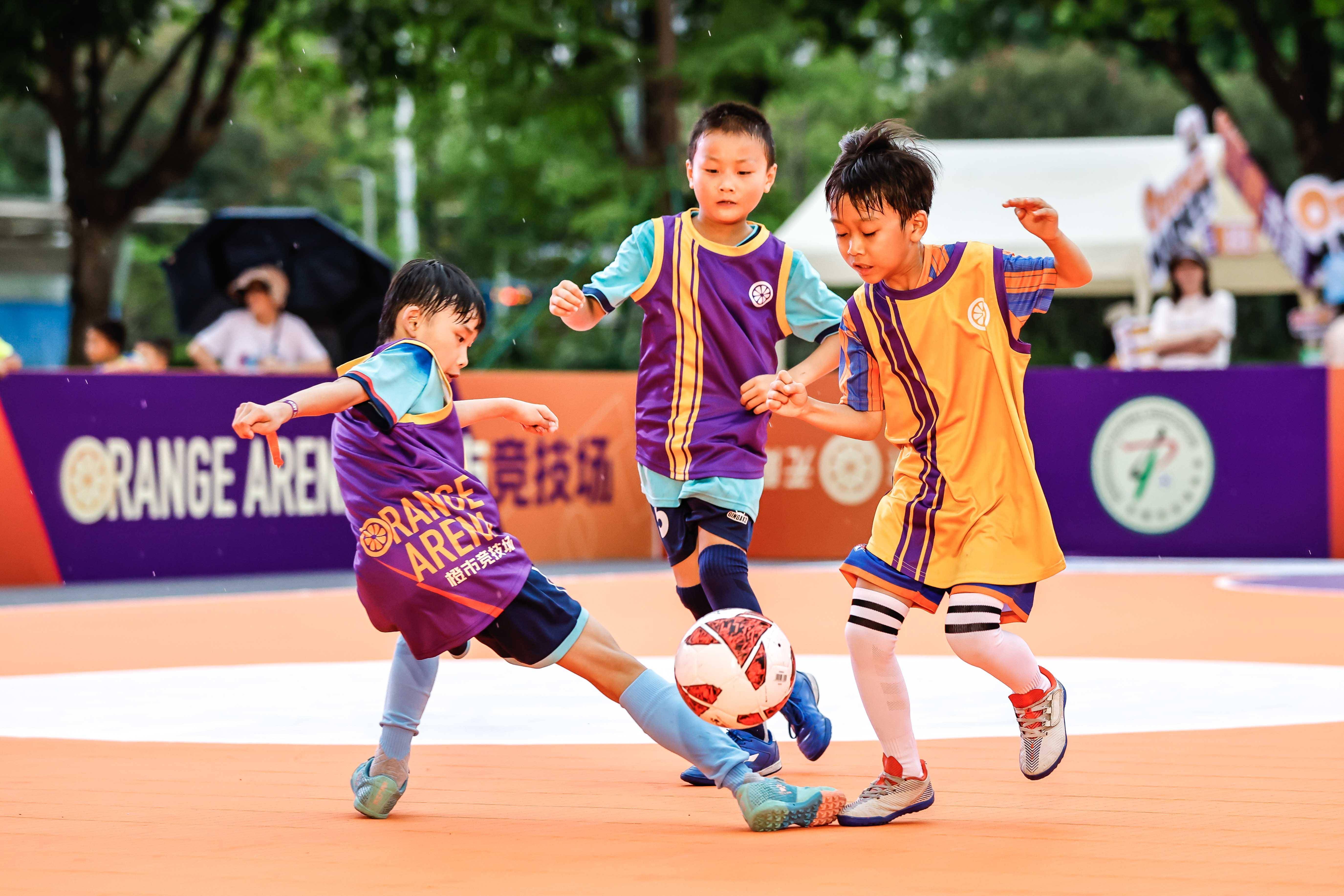 关于足球竞技场上，球星们独具特色展现技艺的信息