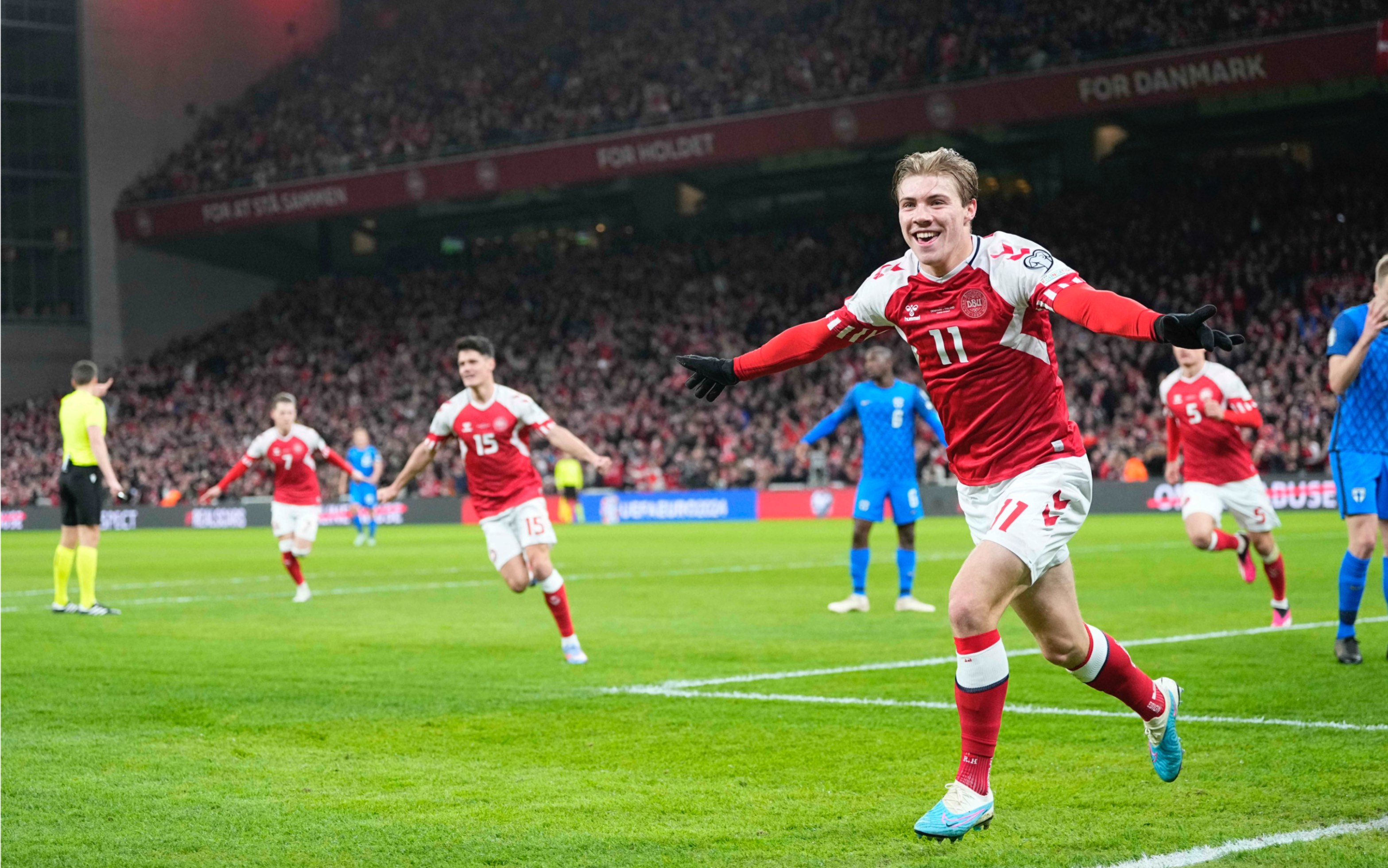 包含欧预赛战火升腾,各队争夺晋级权益激烈的词条 包含欧预赛战火升腾,各队争夺晋级权益激烈的词条