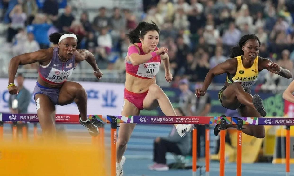 关于美国田径健将突破个人最佳，成功晋级决赛的信息