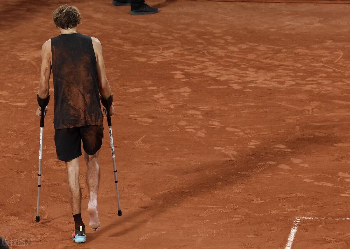 纳达尔在迪拜的比赛中伤退