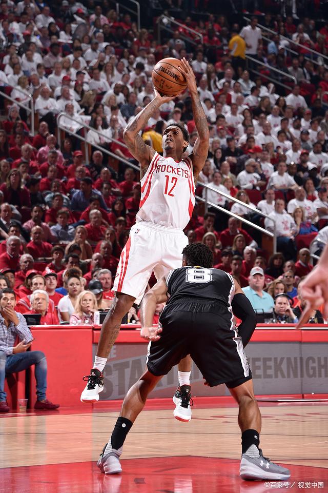 巴黎举行足球比赛,火箭表现激烈 巴黎举行足球比赛,火箭表现激烈