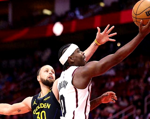 勇士迎来一场历史性的篮球对决