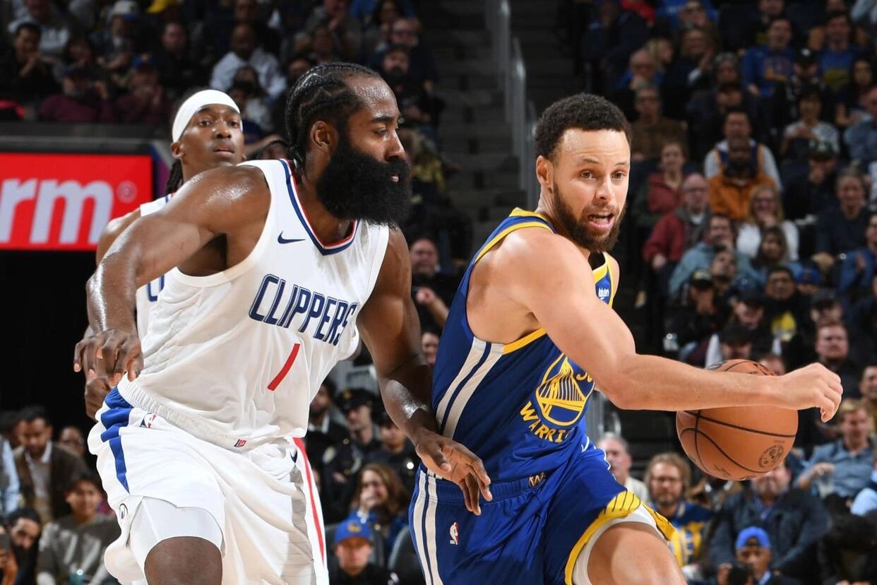 勇士迎来一场历史性的篮球对决