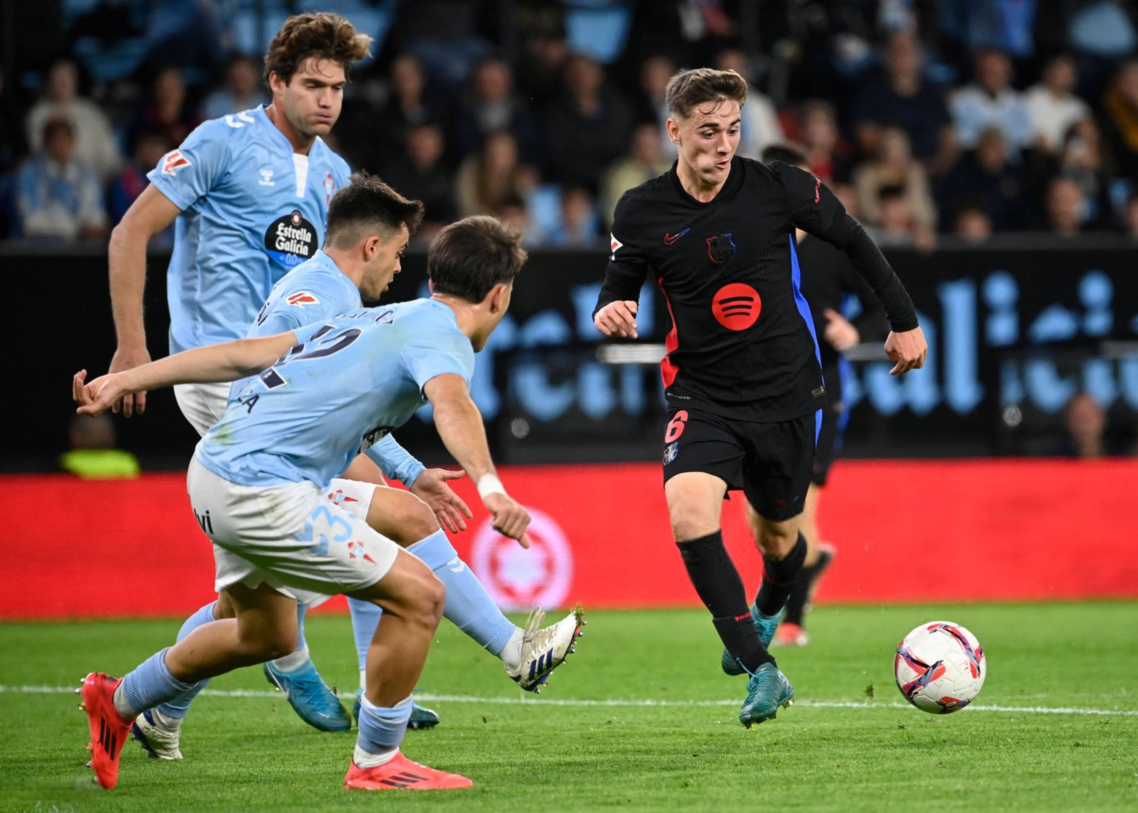 排球赛事中巴萨战胜对手成功夺冠