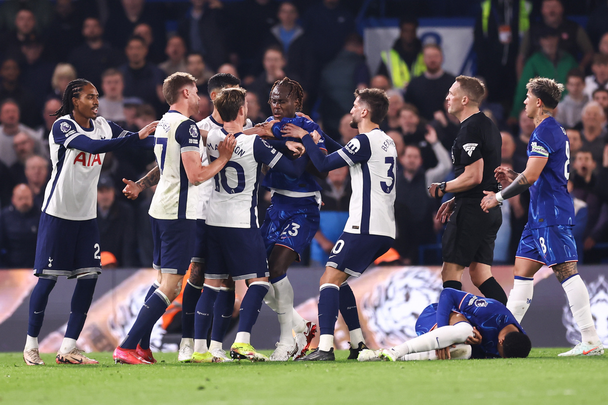 汉堡前锋连场进球,助球队攻破对手防线的简单介绍 汉堡前锋连场进球,助球队攻破对手防线的简单介绍