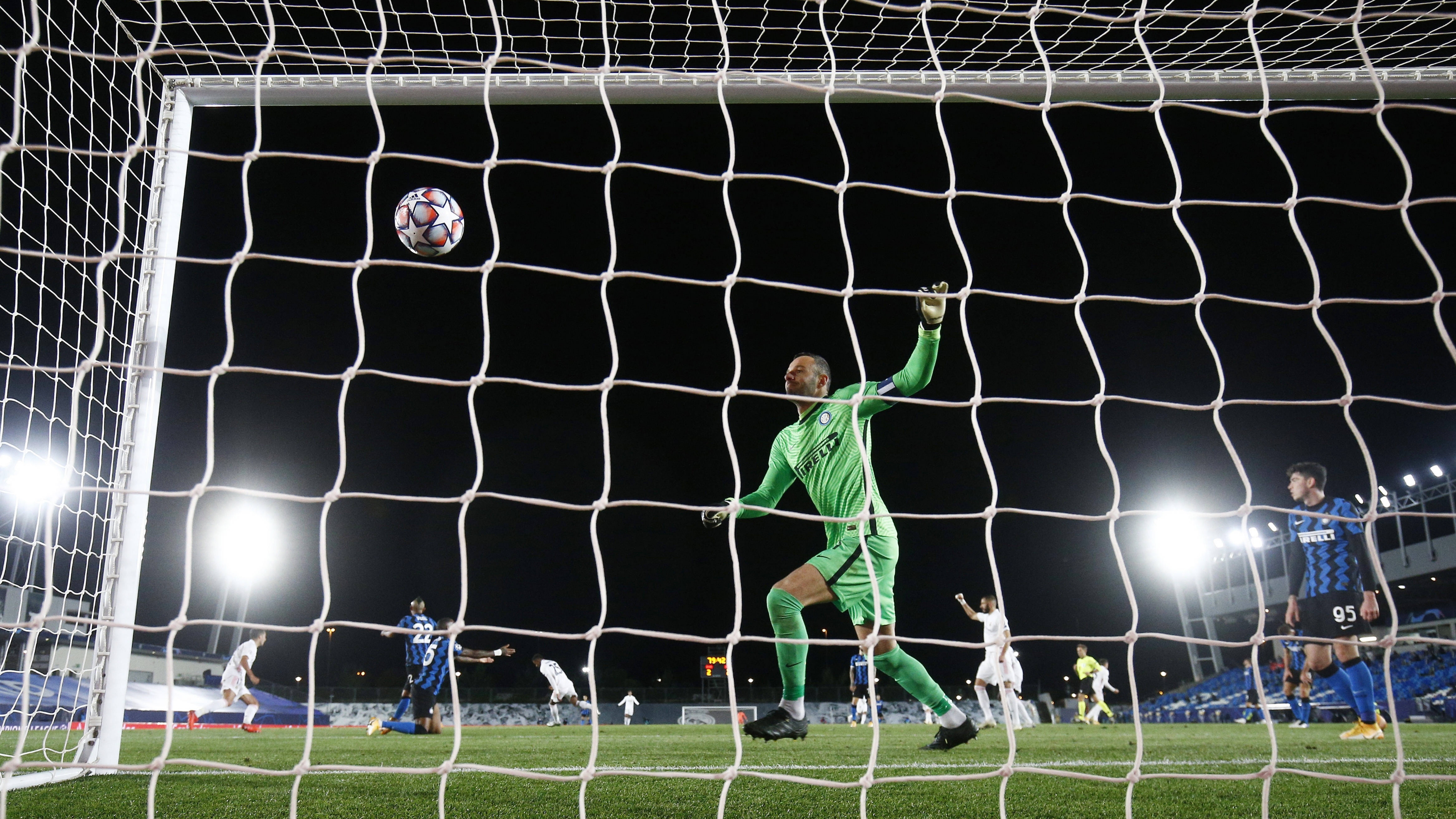 关于AC米兰球员庆祝进球，兴奋不已的信息