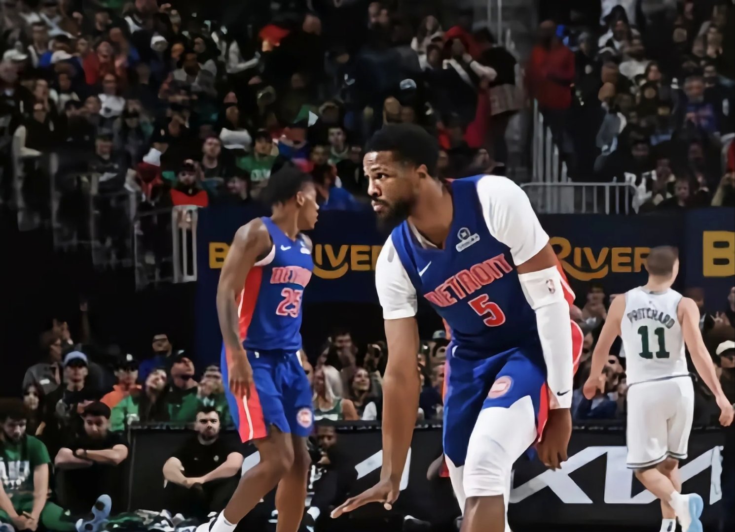 包含活塞队关键时刻发挥稳定，反超对手赢球！的词条