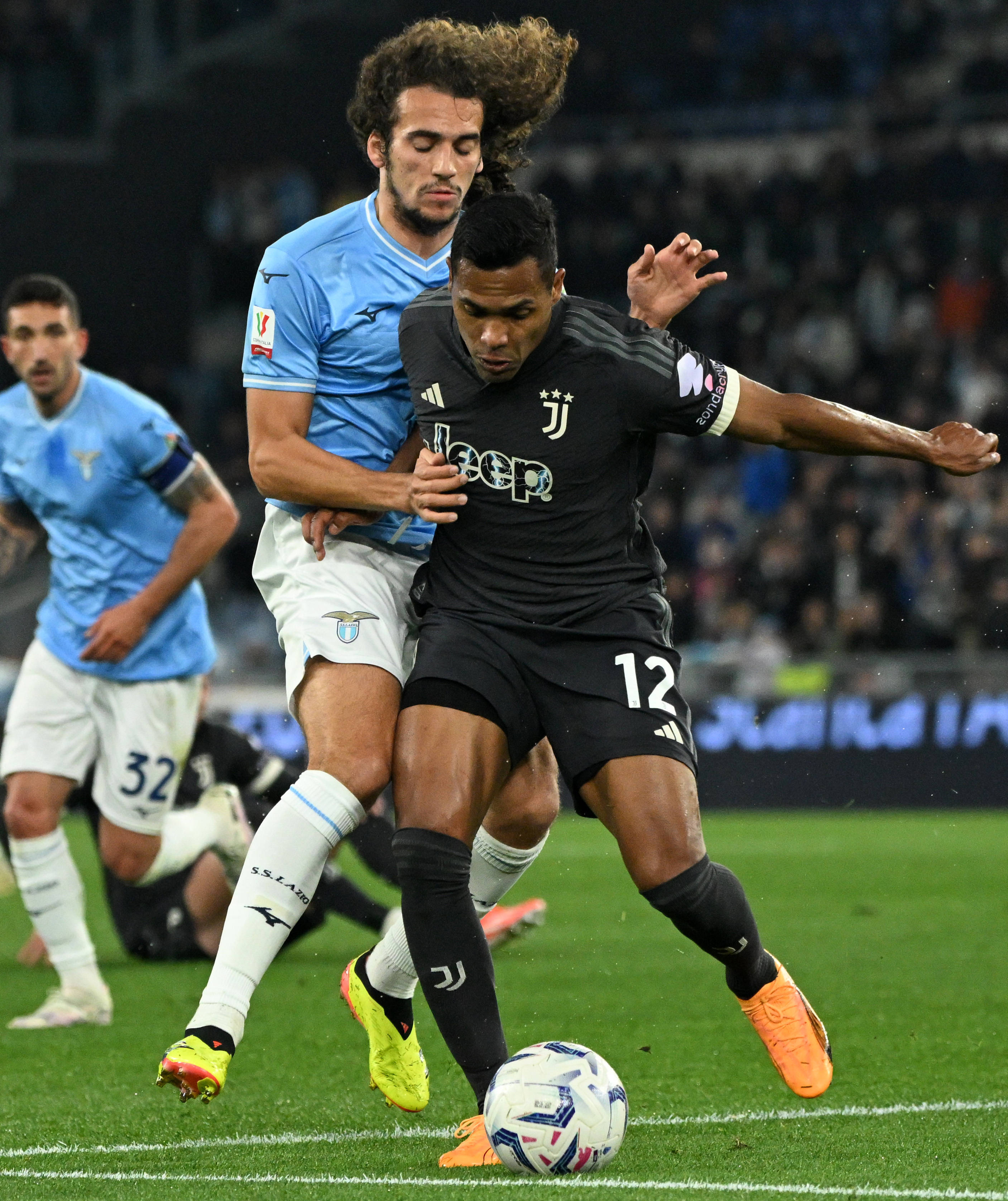 包含尤文图斯集体发威，意大利联赛夺冠希望大增的词条