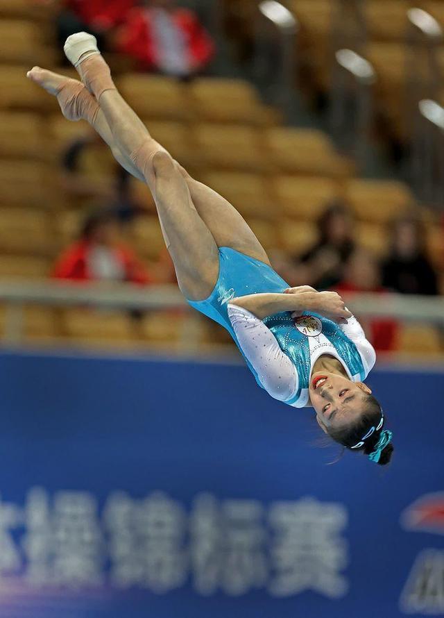 体操女子团体在比赛中表现优异获得冠军