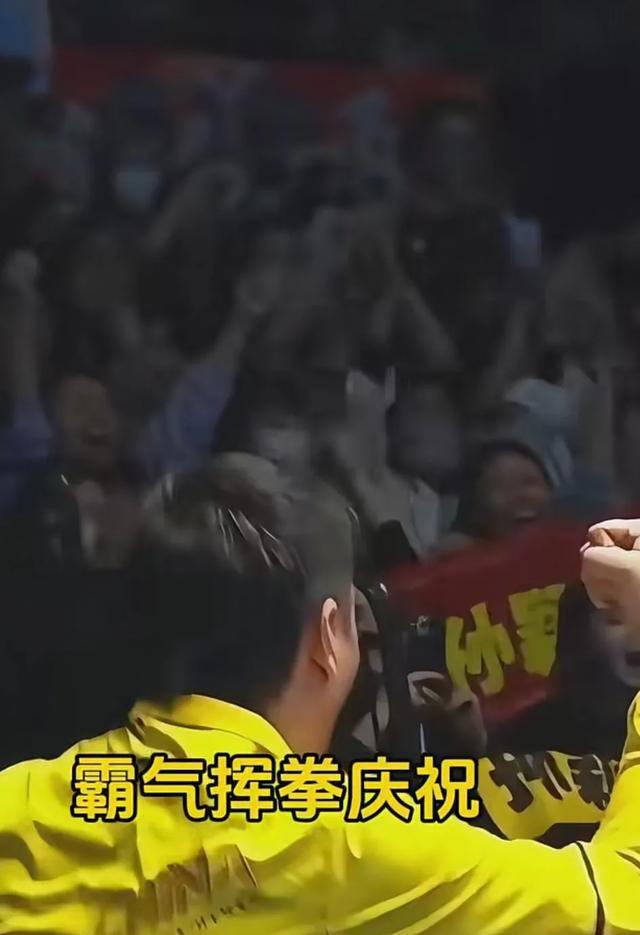 瞬间逆转惊艳全场,观众欢呼不止 瞬间逆转惊艳全场,观众欢呼不止