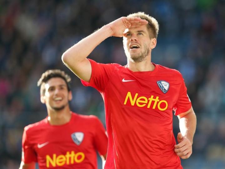 包含波鸿展现顽强斗志，夺得胜利的词条